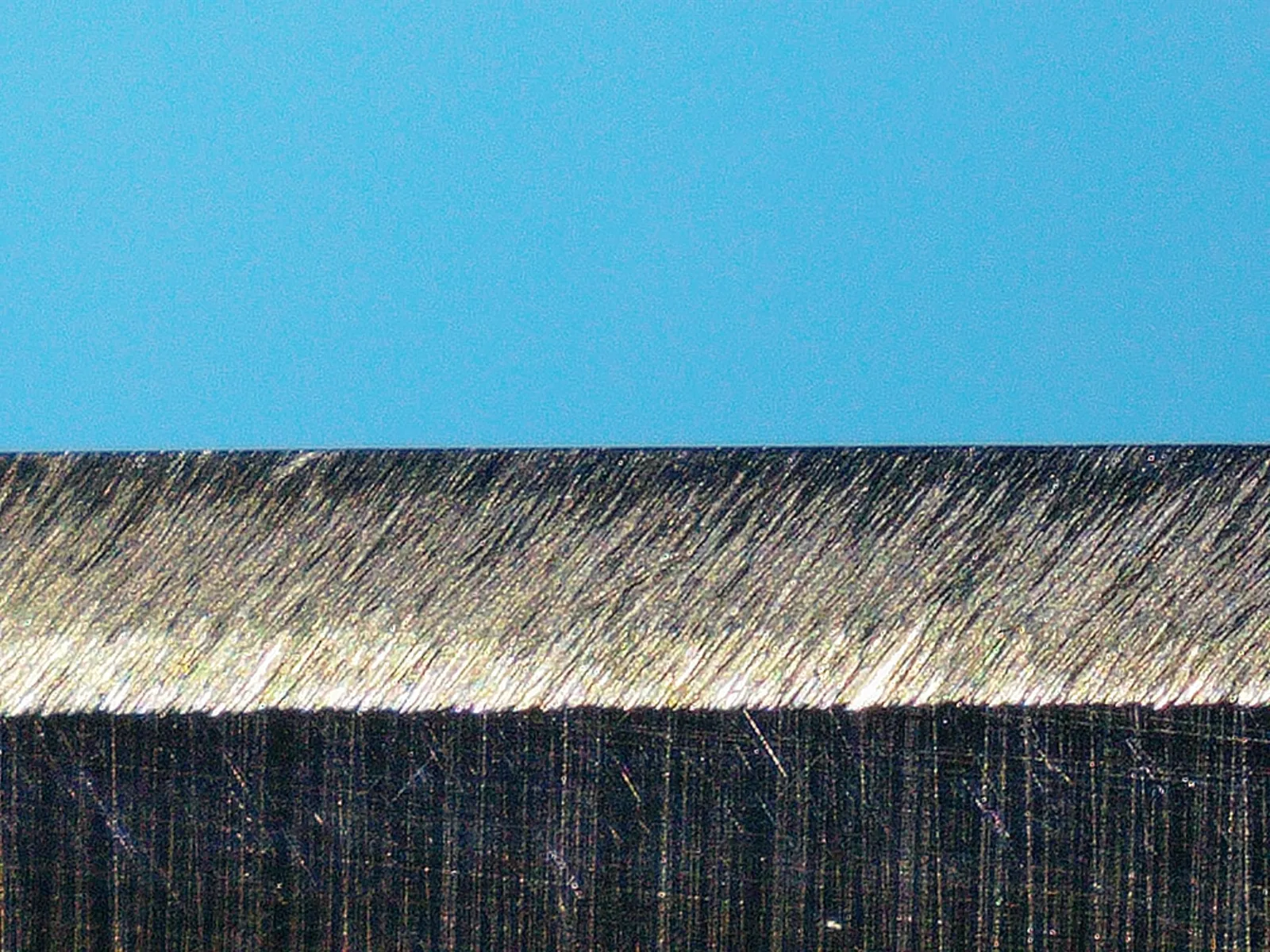 Knife edge after honing with Wave Premium 3000 grit ceramic rod